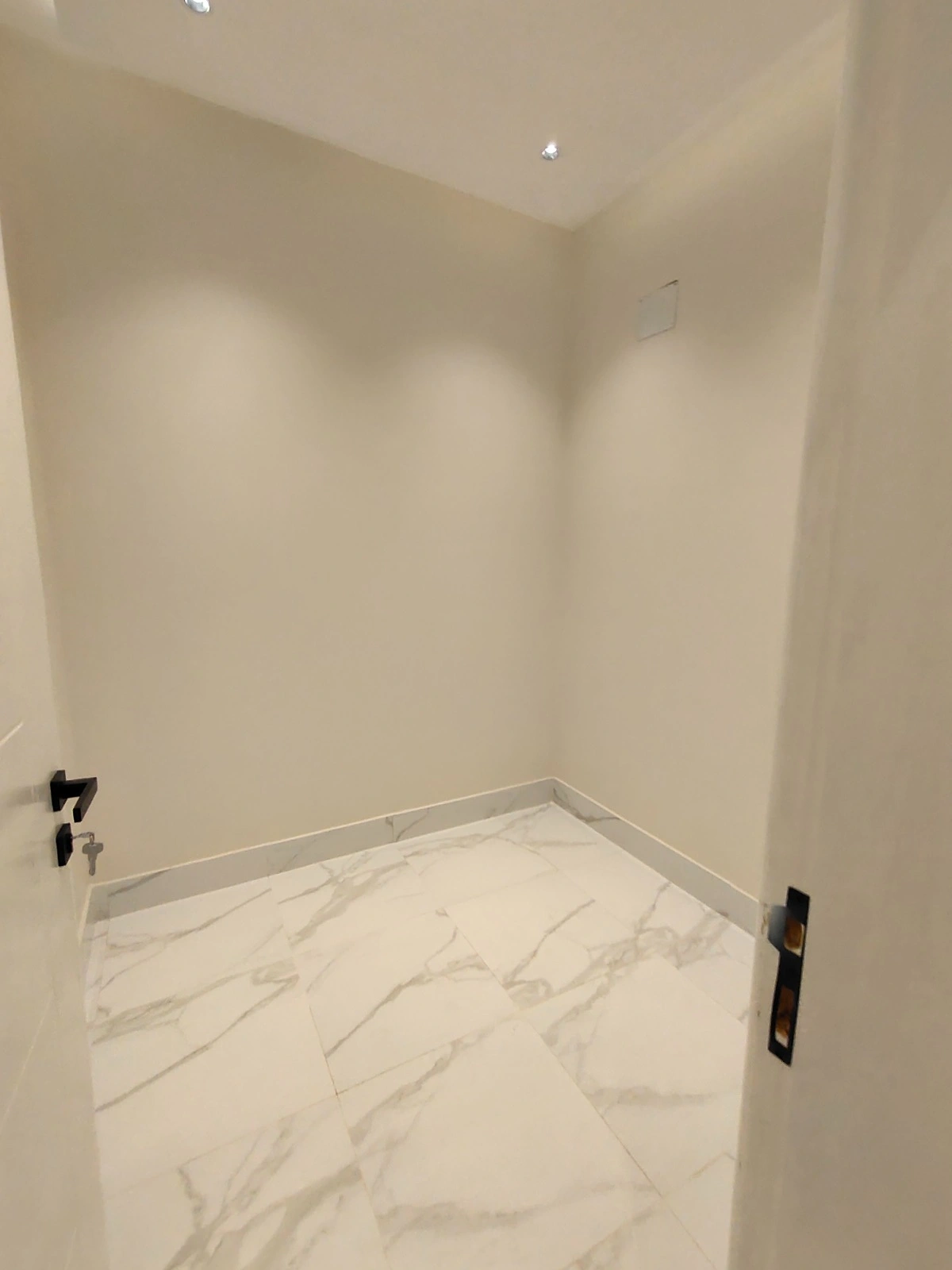 ارواف راقيه للبيـــع في شارع الثمانين